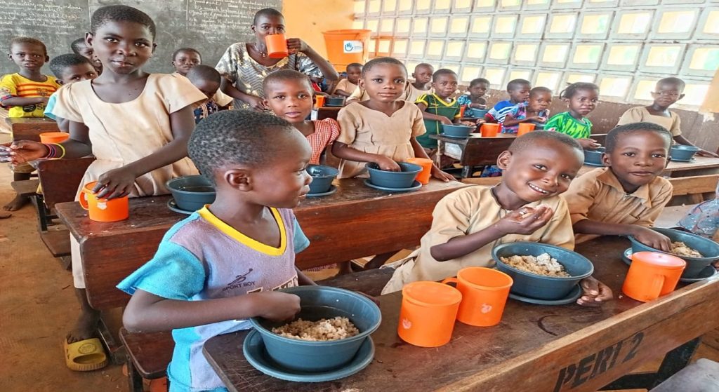 Des élèves prennent leur repas chaud à la cantine scolaire