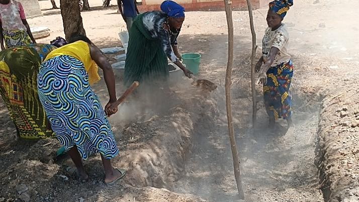 Préparation du compost dans un champ-école