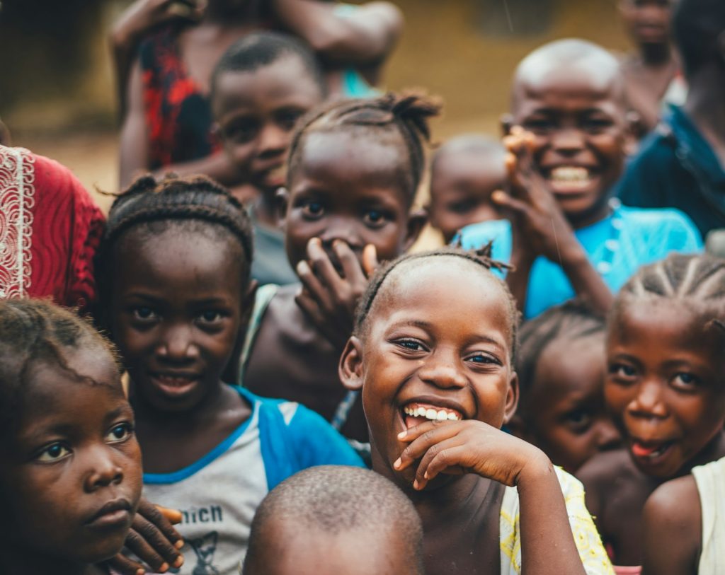 Un groupe d'enfants souriants