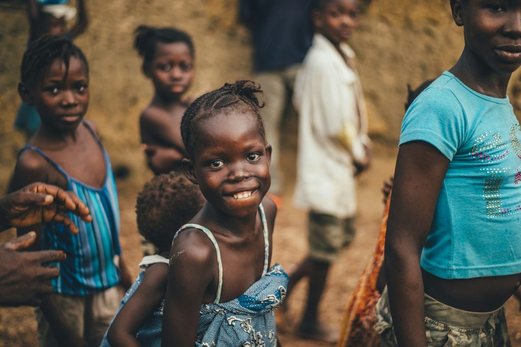 Enfants souriants dans un village