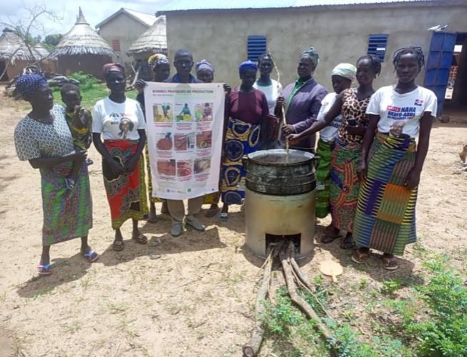 Coopérative de femmes avec un foyer amélioré pour la cuisson des noix de karité