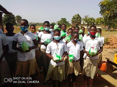 Remise de kits d'hygiène aux élèves