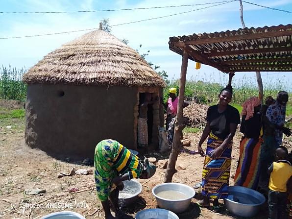 Mamans cantinières préparant le repas