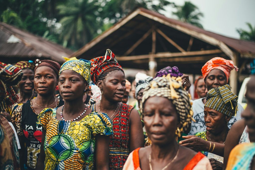 Assemblée de femmes dans un village