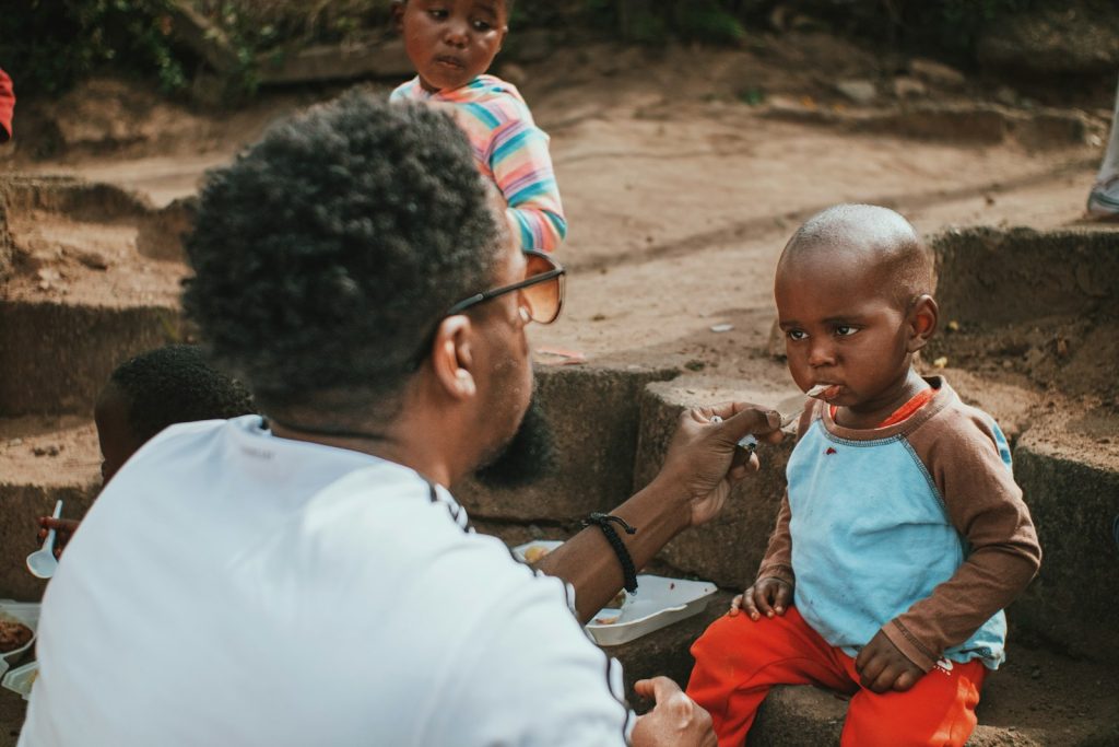 Un agent de santé avec un jeune enfant